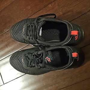 Nike Air Max Tavas. Youth 6.5 Very comfortable and lightweight. Lightly worn